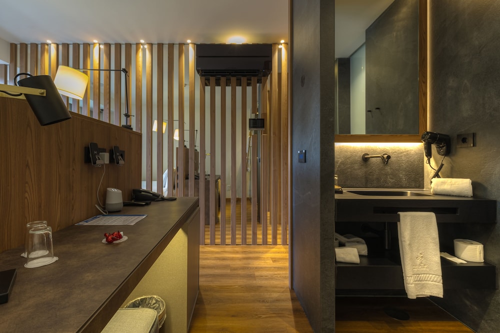 Deluxe Double Room, 1 King Bed, Non Smoking, Hot Tub (Jacuzzi) - Photo 2