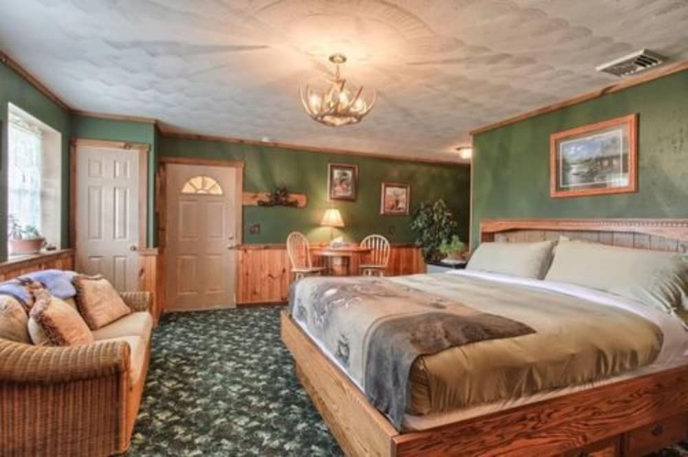 Deluxe Suite, Non Smoking, Private Bathroom (White Tail Deer Suite) photo 3