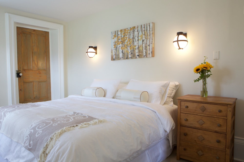 Classic Room, 1 Queen Bed, Private Bathroom, Ground Floor photo 1