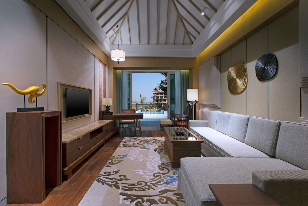 Premier Suite, 1 Bedroom Suite, 1 King, Garden view, Balcony