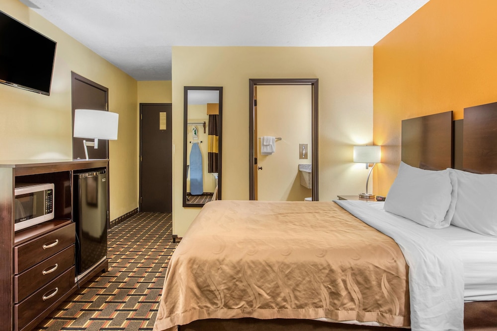 Standard Room, 1 Queen Bed, Non Smoking - Photo 3