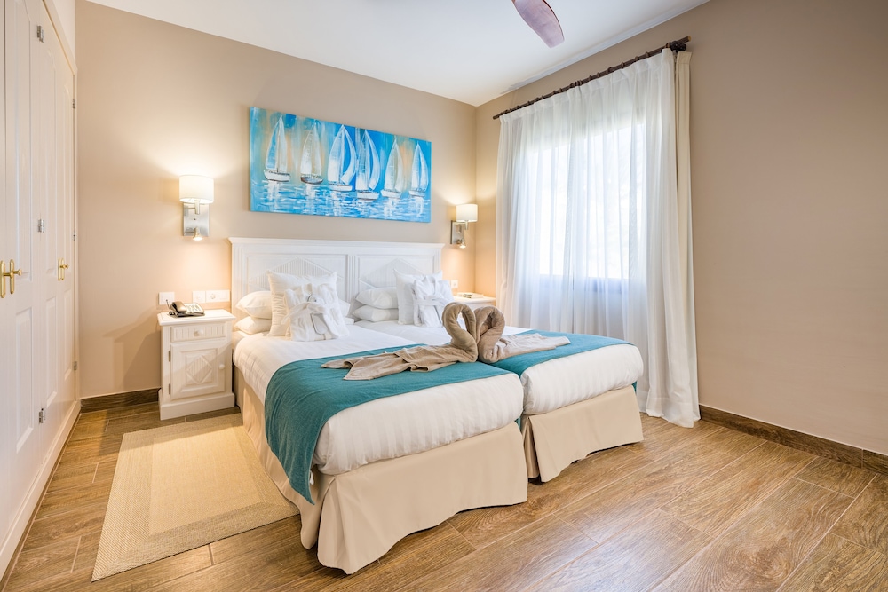 Suite, Pool View (2 Adults and 2 Children) - Photo 4