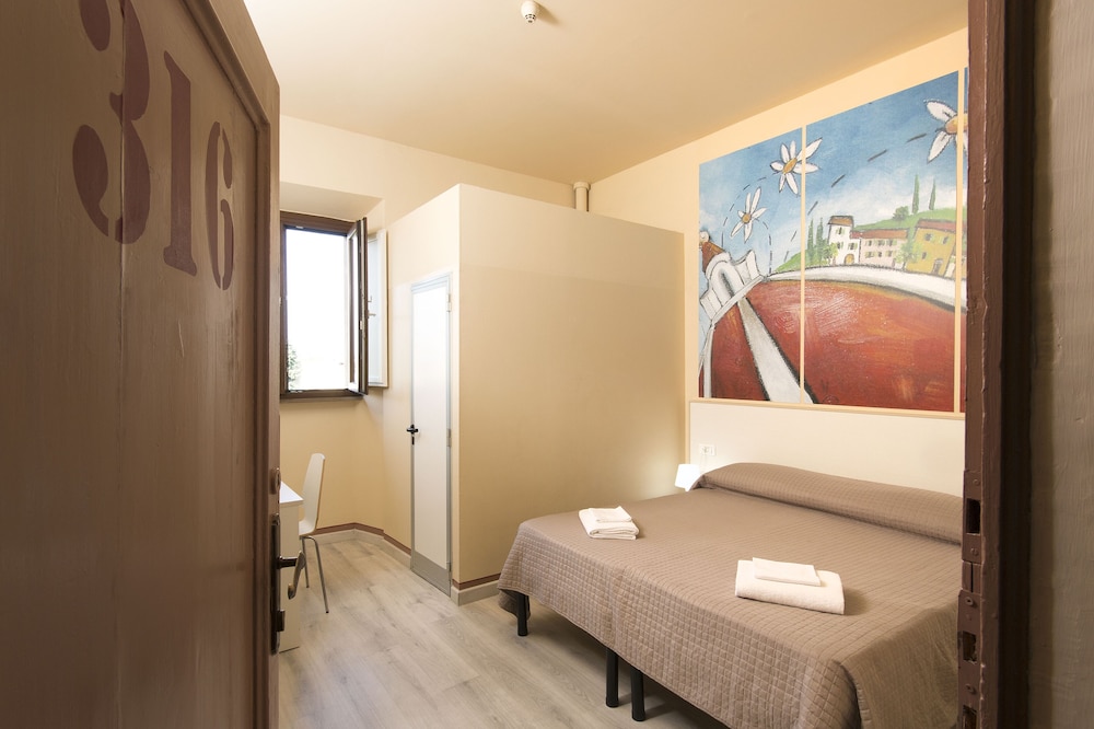 Basic Double Room, 1 Double or 2 Twin Beds, Private Bathroom - Photo 1