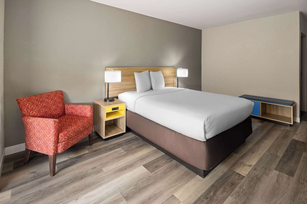 Room, 1 King Bed, Non Smoking - Photo 3