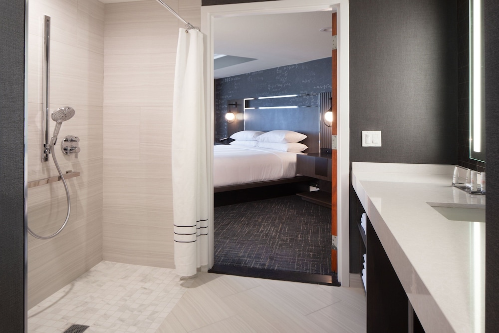 Executive Suite, 1 King Bed with Sofa bed - Photo 3
