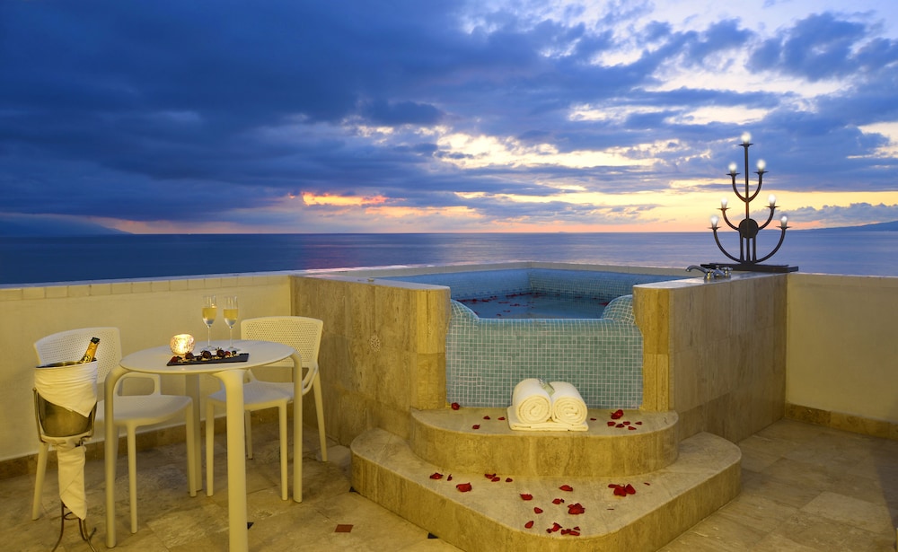 Master Oceanfront Suite With Jacuzzi