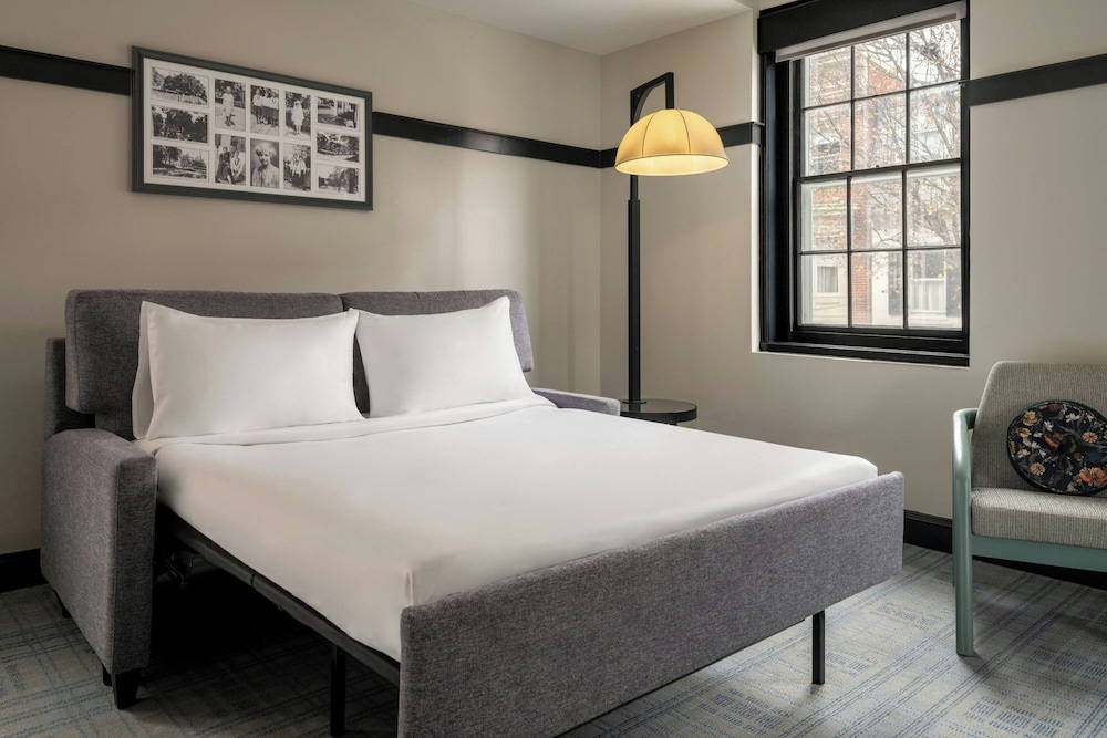 Suite, 1 King Bed with Sofa bed (Mobility/Hearing Accessible, Tub)