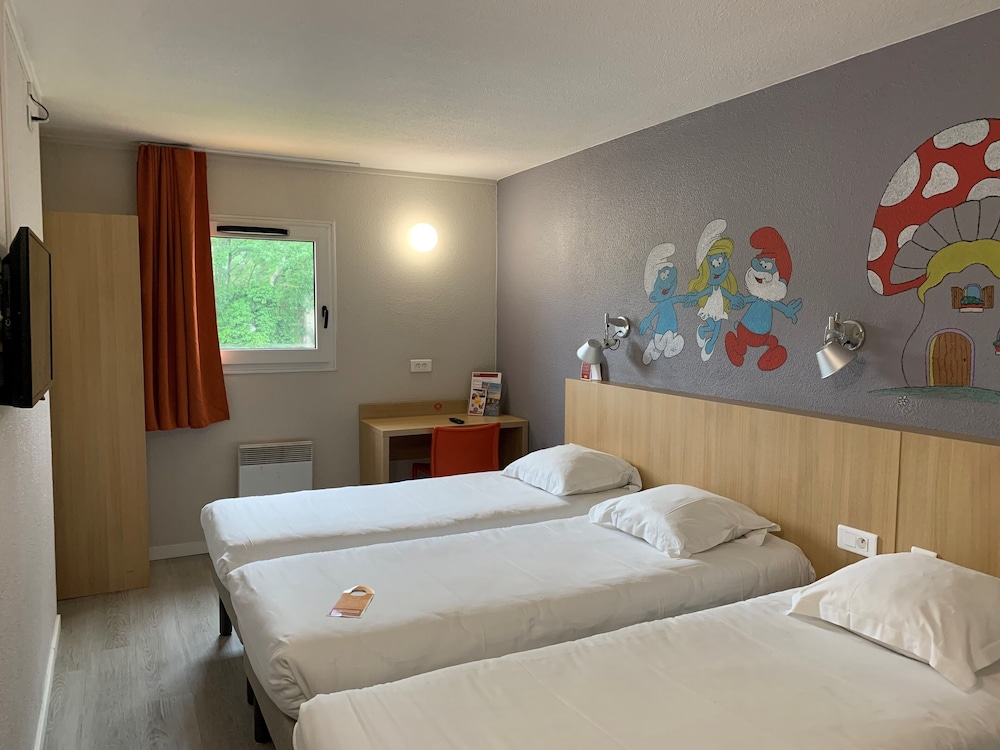 Triple, 3 single beds photo 3