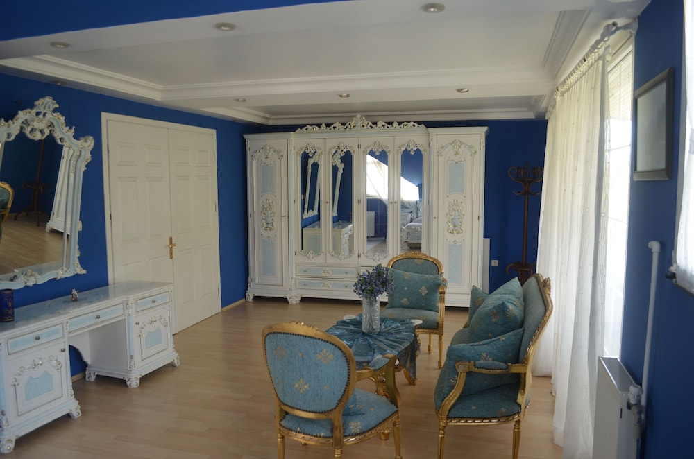 Deluxe Suite, Jetted Tub