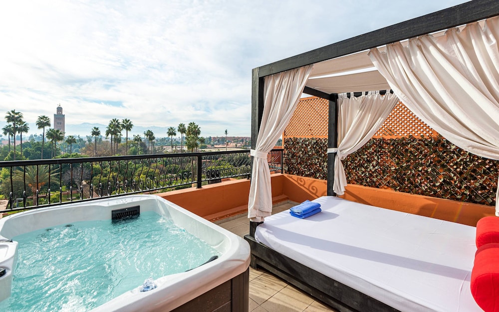 Junior Suite, Hot Tub, Pool View