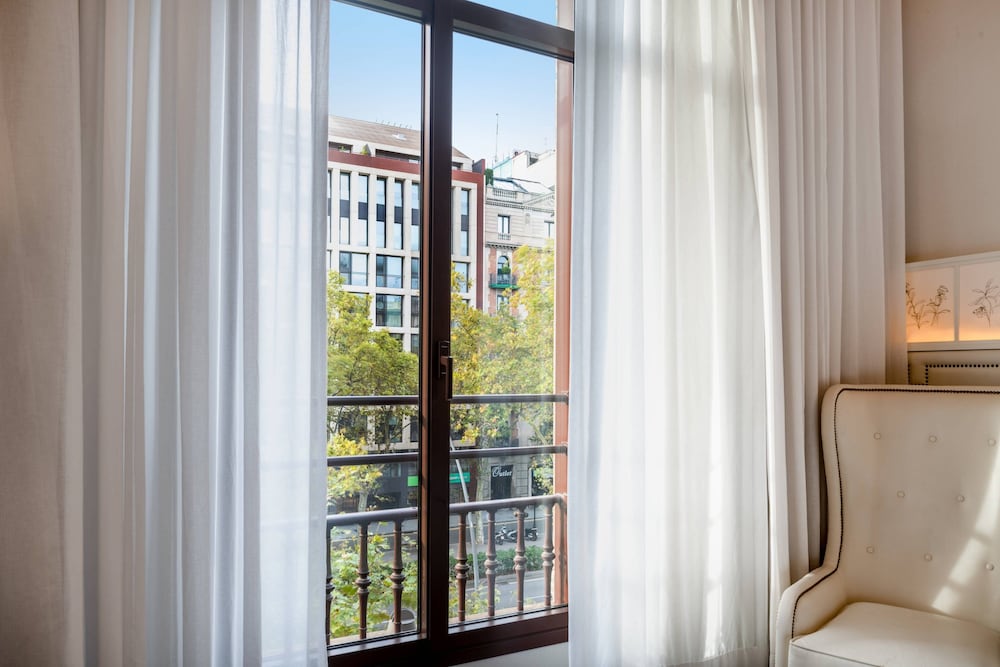 Deluxe Room, 1 King Bed, City View (Madras King)