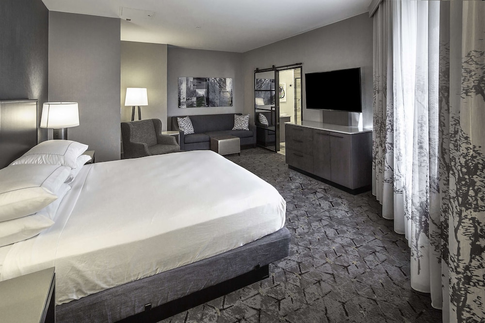 Suite, 1 King Bed, Kitchenette, Corner - Photo 11