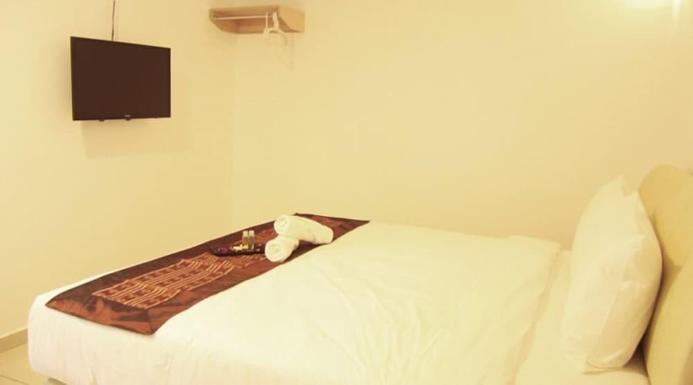 Standard Room, 1 Queen Bed photo 2