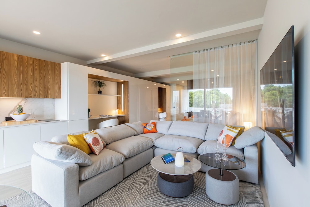 Deluxe Studio Suite, 1 King Bed, Pool Access, Ocean View