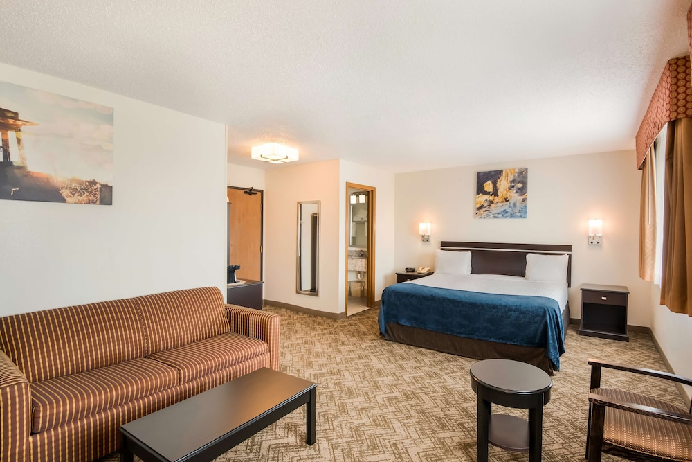 Suite, 1 King Bed with Sofa bed, Accessible, Non Smoking (Bathtub with Sofabed) photo 2