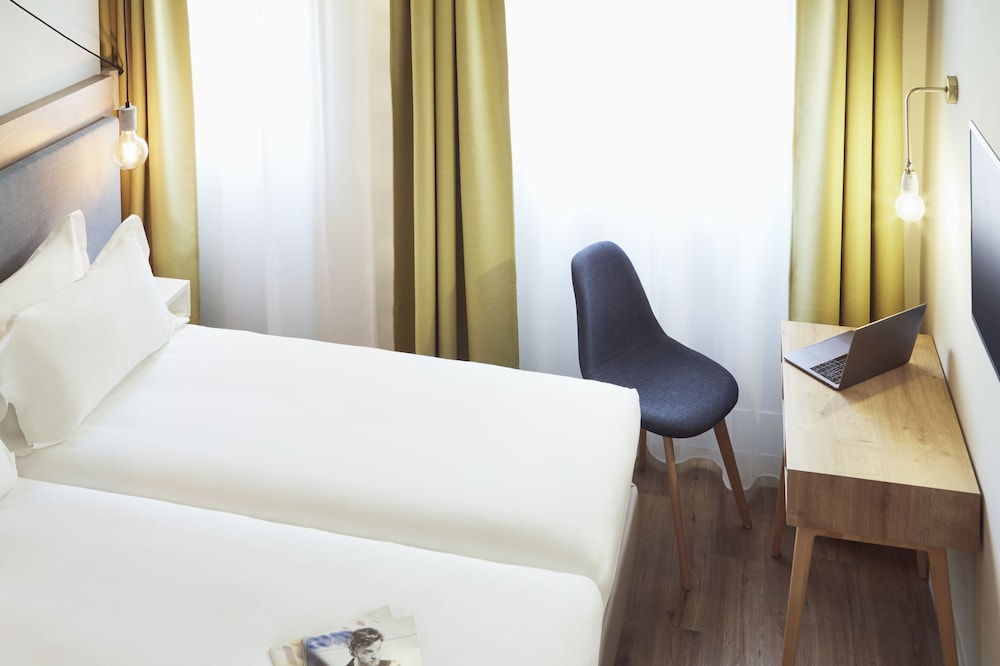 Standard Twin Room - Photo 3