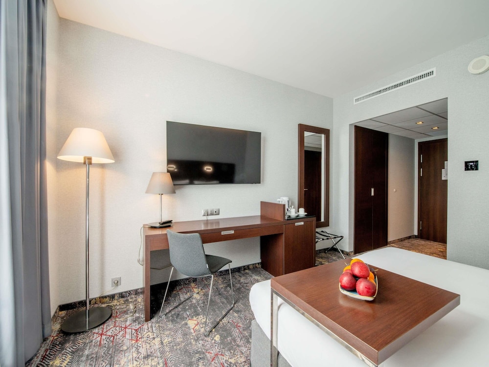 Classic Plus Room, 1 Queen Bed - Photo 4