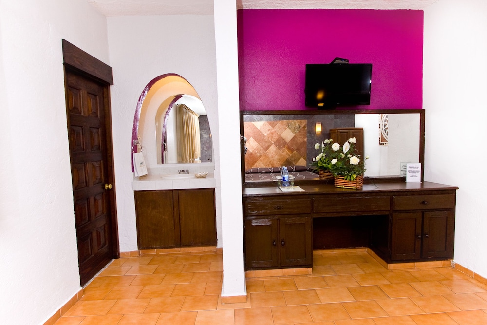 Executive Suite, 1 King Bed, Accessible, Garden View