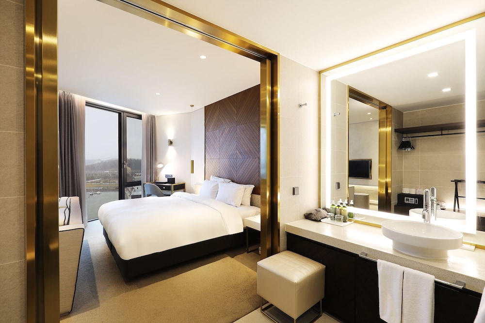 Junior Suite King (Complimentary Pool Access for 2) - Photo 7