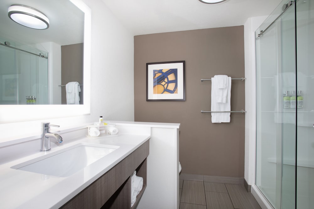 Standard Room, 2 Queen Beds, Accessible (Mobility, Tub)