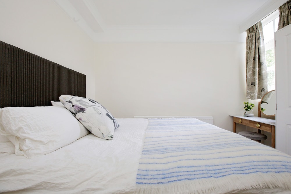 Three-Bedroom Apartment photo 2