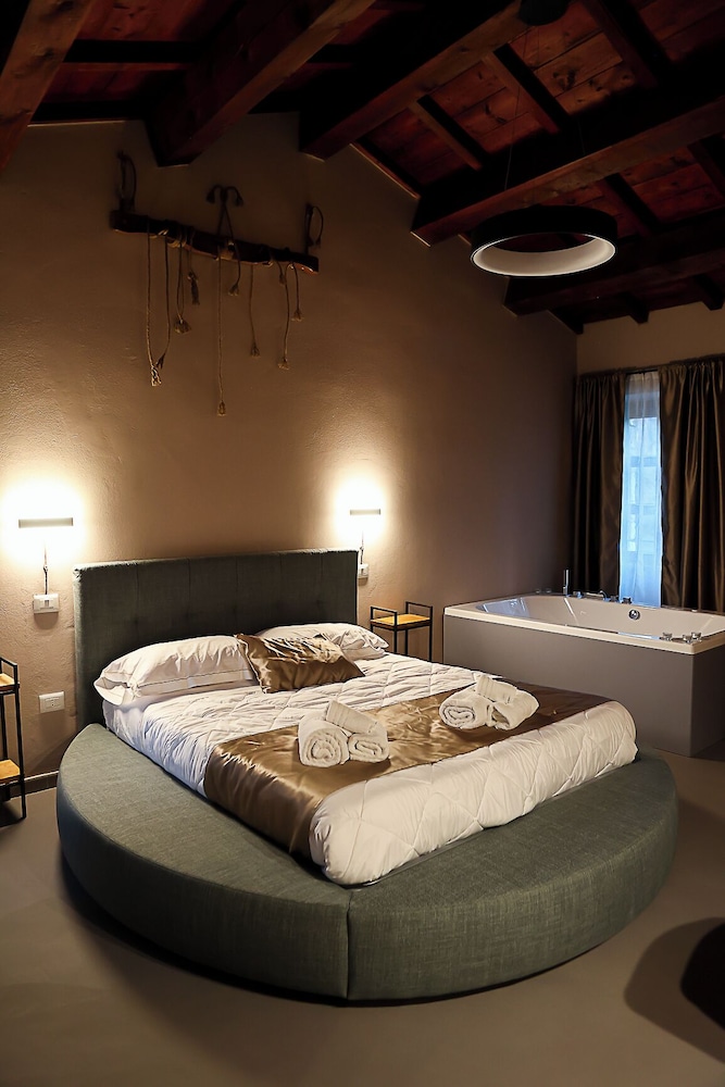 Suite, Courtyard View