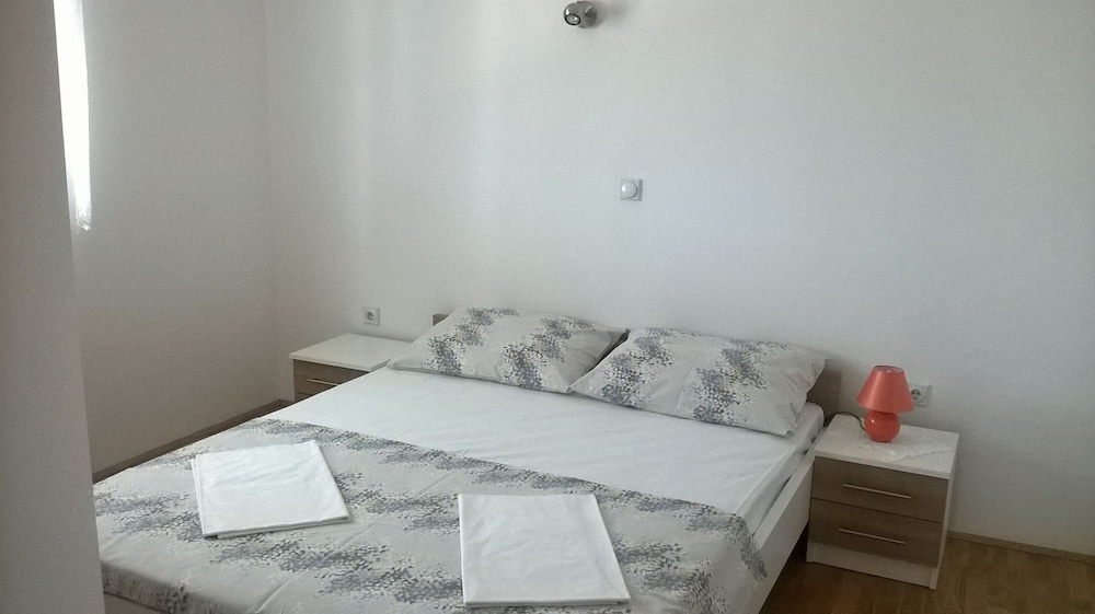 Apartment (Markle - swimming pool and sunbeds - )