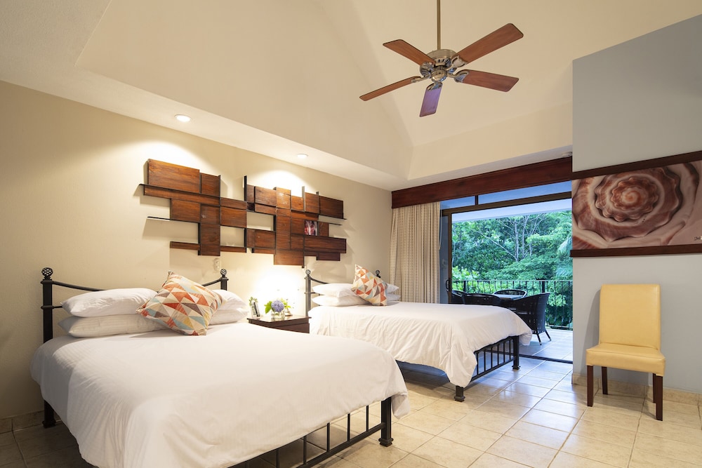 YAMIPA SUITE - Kitchen & 2 Queen Beds