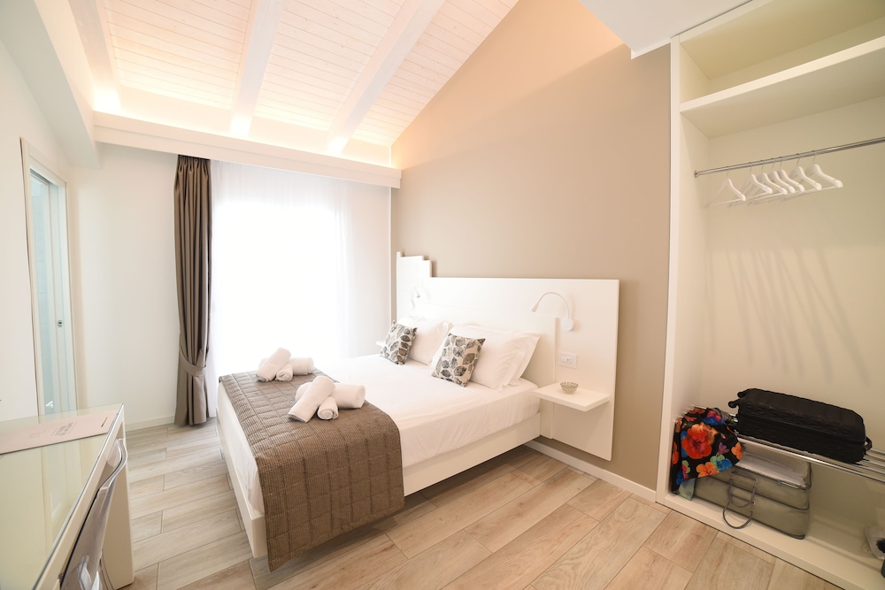 Classic Double Room, Balcony photo 1