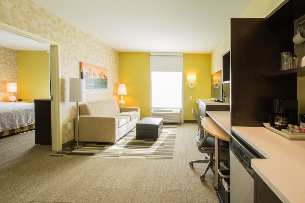 Suite, 1 King Bed, Accessible, Non Smoking photo 3
