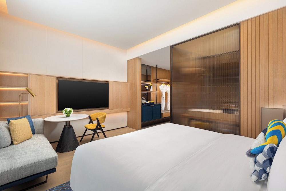 Standard Room, 1 King Bed, Ocean View photo 2