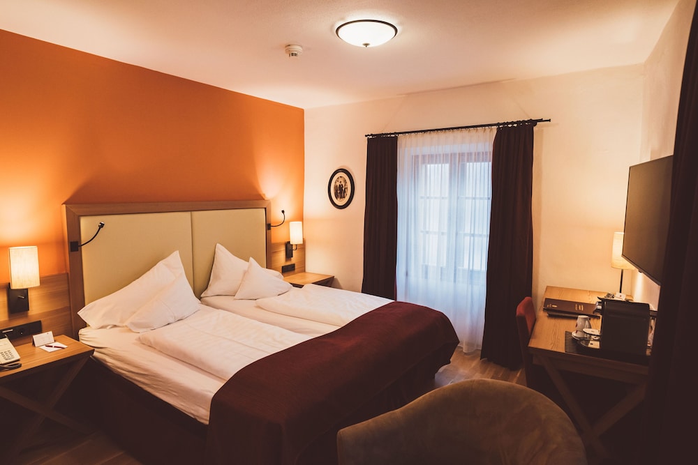 Deluxe Double Room (Lake View, German Twin Beds) - Photo 1