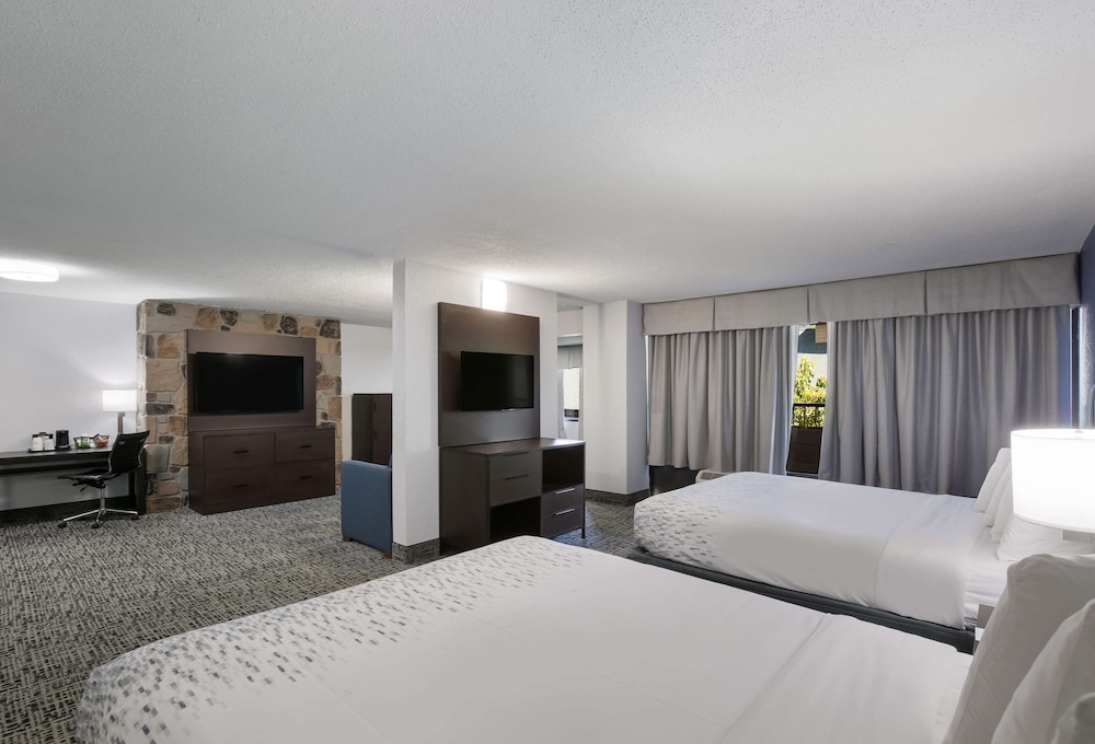 Suite, 2 Queen Beds, Balcony, River View (with Sofabed) - Photo 3