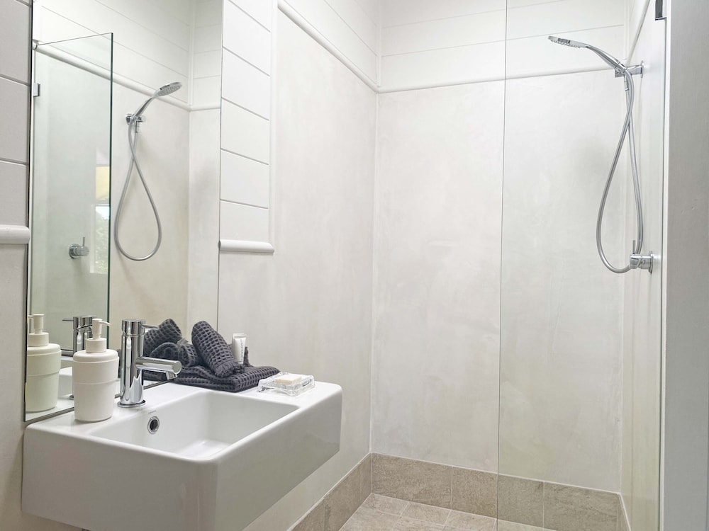 Queen Room, Shared Bathroom, 2 Night Min. Stay