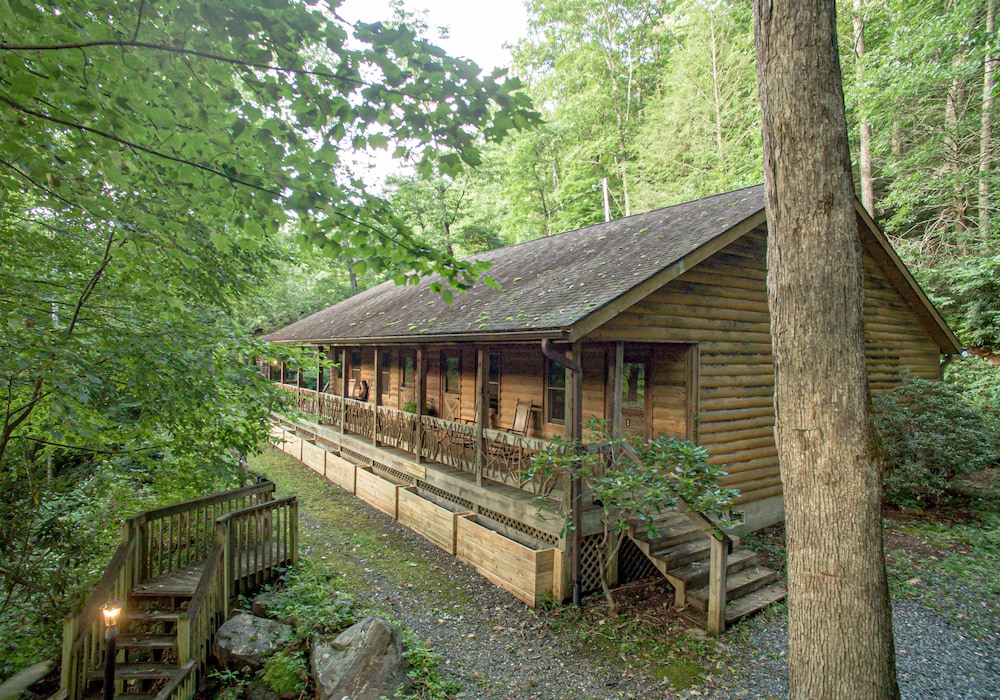 Pisgah Lodge - Queen Suite