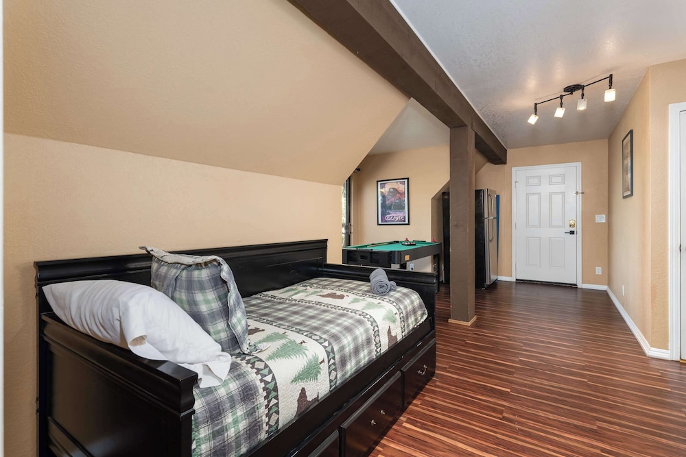 House, Multiple Beds, Patio, Mountain View (Yosemite Aviary and Quail)