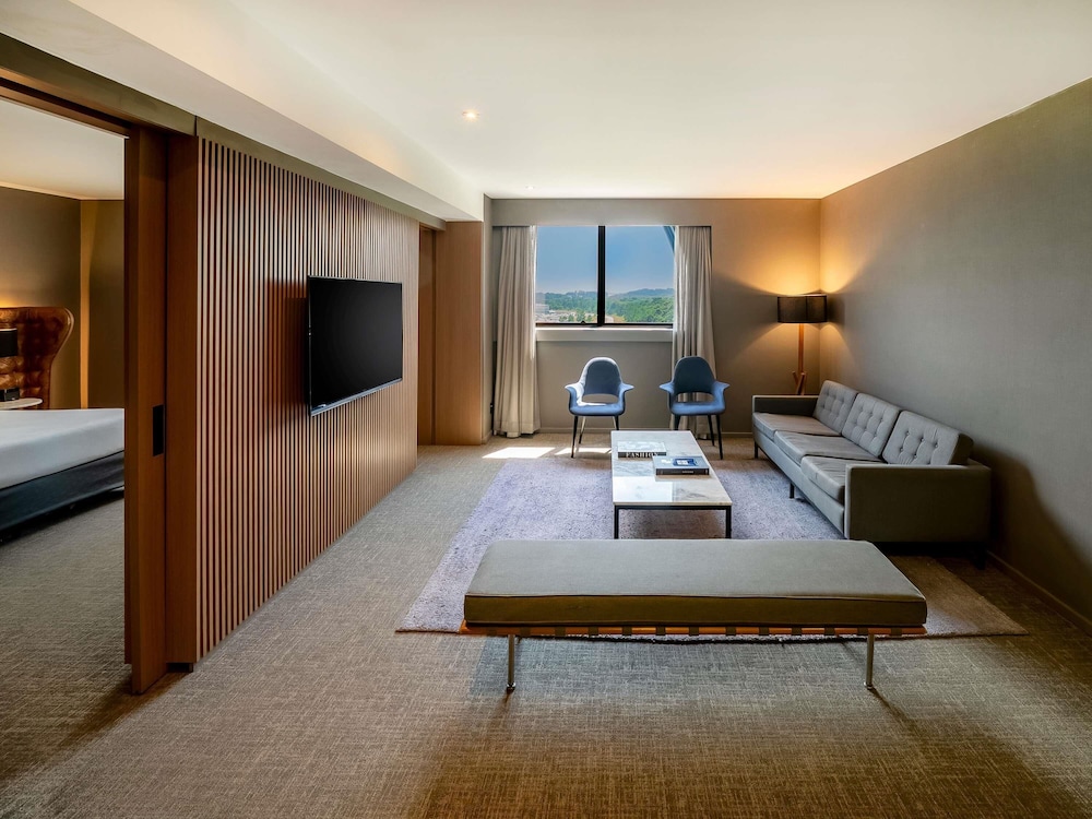 Executive Suite, 1 King Bed, Club Lounge Access thumbnail 5