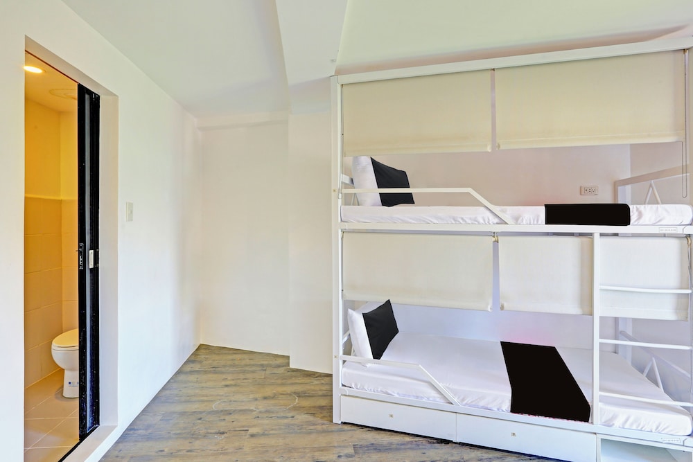 Shared Dormitory, Women only