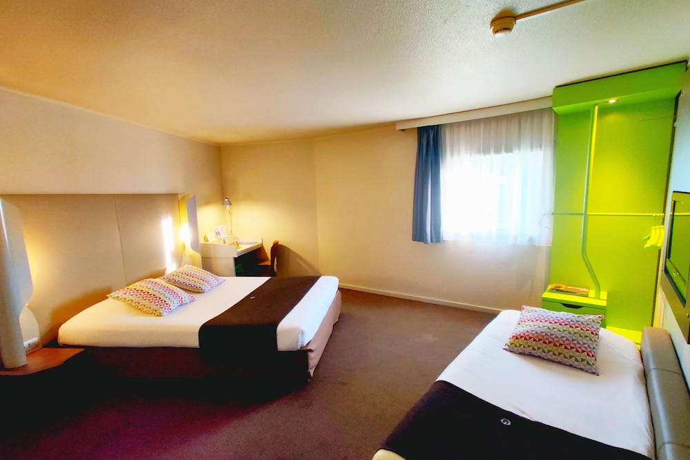 Standard Room, 3 Twin Beds - Photo 5