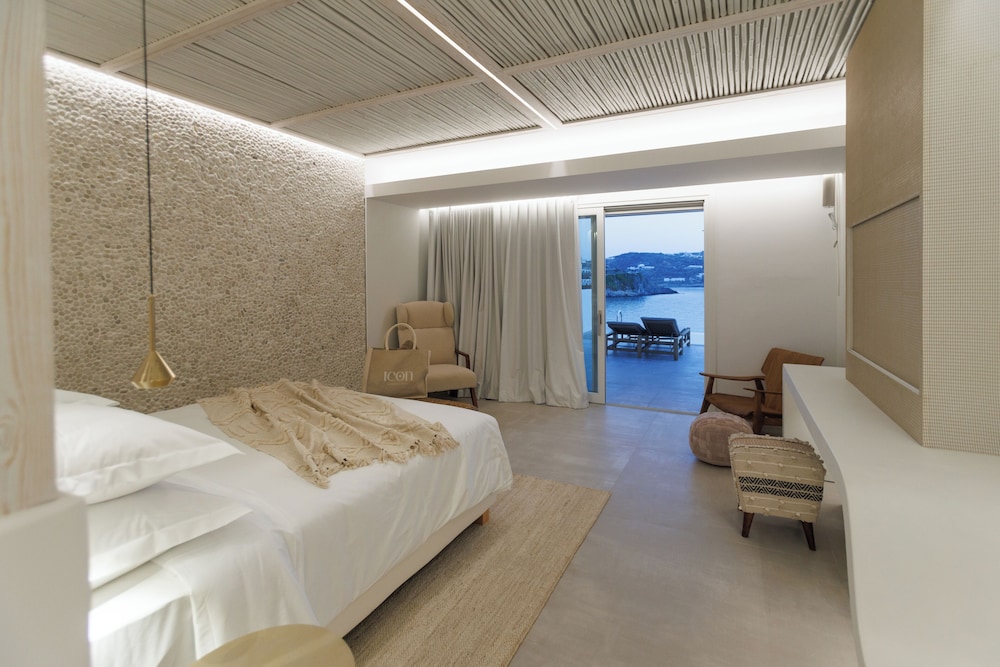 Iconic Pool Suite