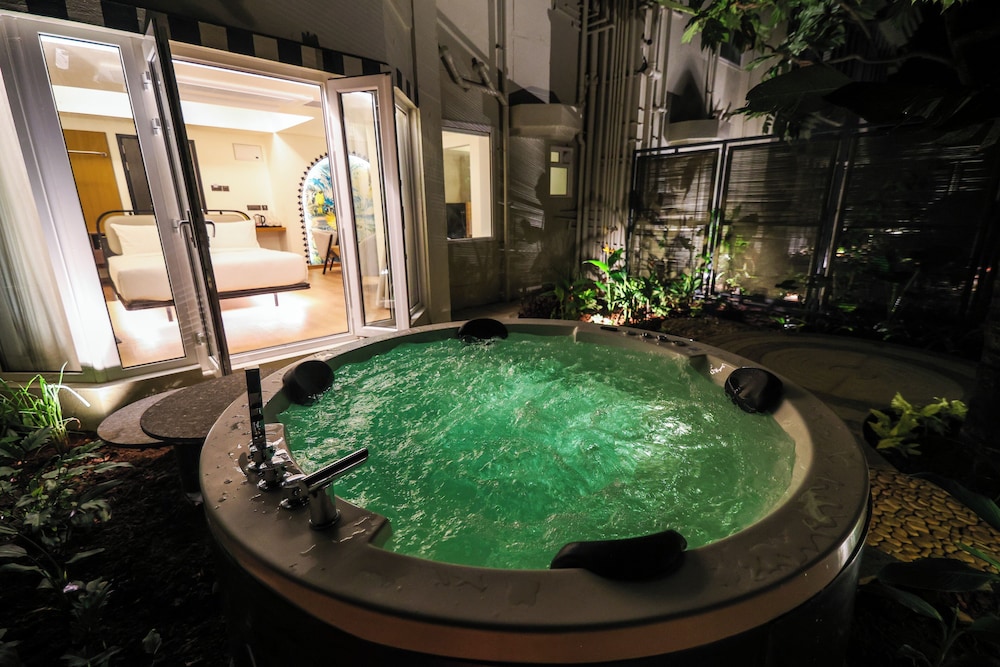 Bulbul - Suite with Jacuzzi and Garden photo 2