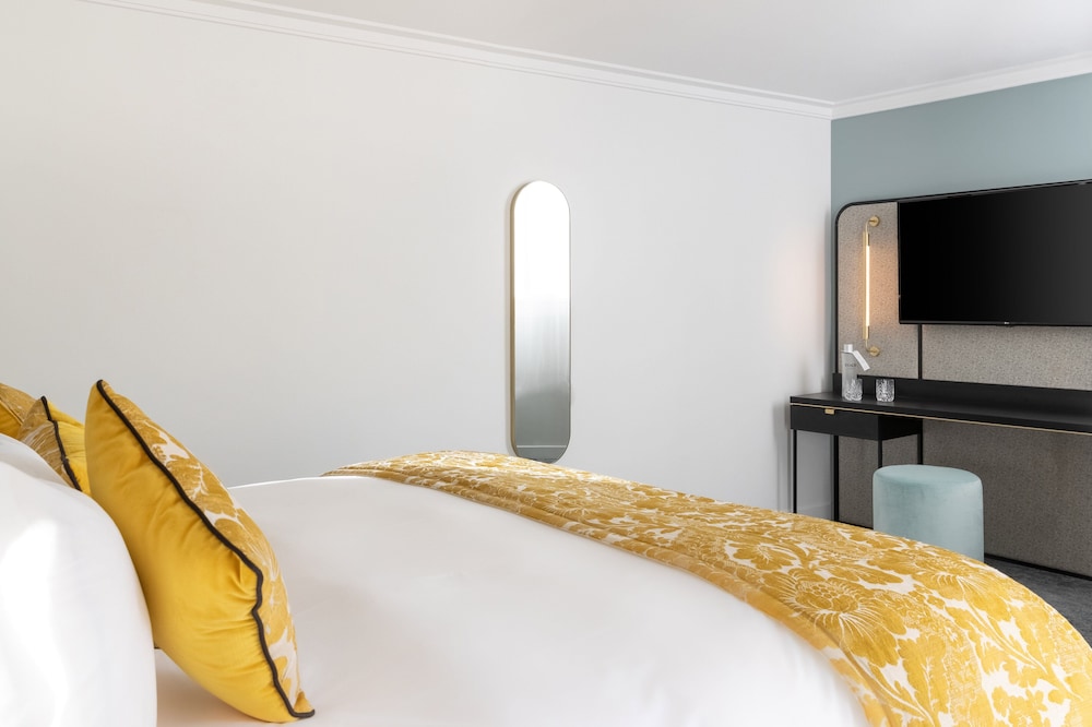 Suite, 1 King Bed, Balcony thumbnail 5