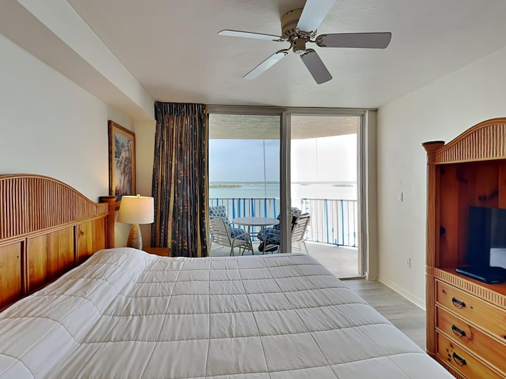 Condo, 1 King Bed with Sofa bed, Pool Access (#702 - No Pets) photo 3
