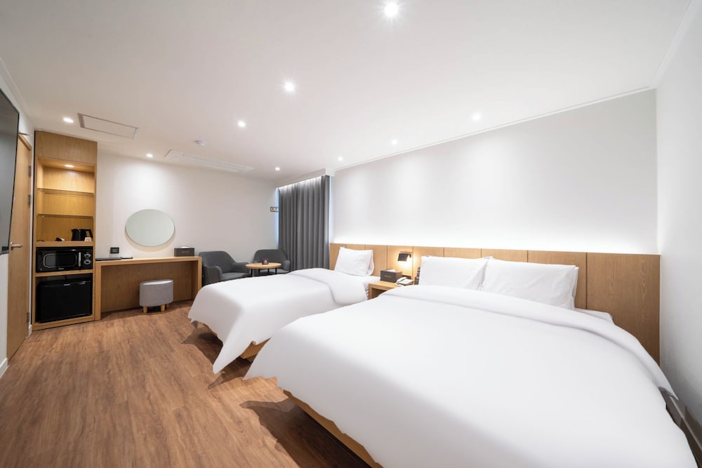 Spa Twin-Basic occupancy: 2 people. Additional person(including infants) 10,000 KRW on site