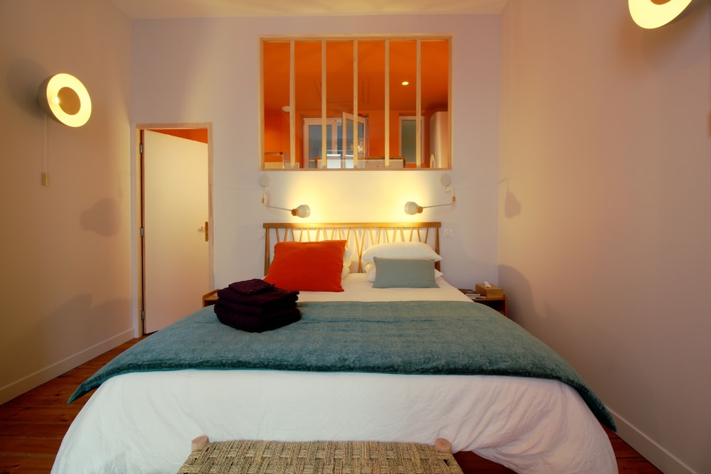 Luxury Double Room, Ensuite, City View (Orange Tangerine)