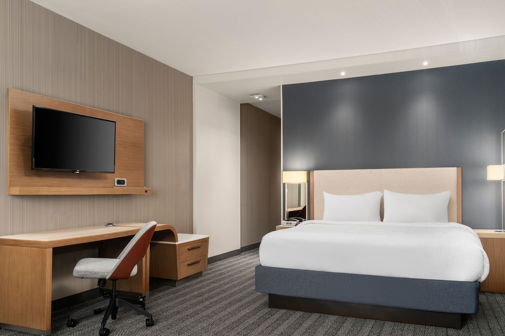 Room, 1 King Bed (Mobility/Hearing Access, Roll-In Shwr) photo 2