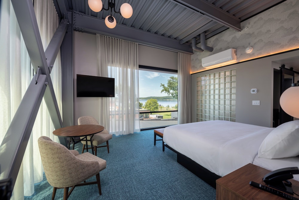 Premium Room, 1 King Bed (Spa Bath with Soaker Tub) - Photo 1