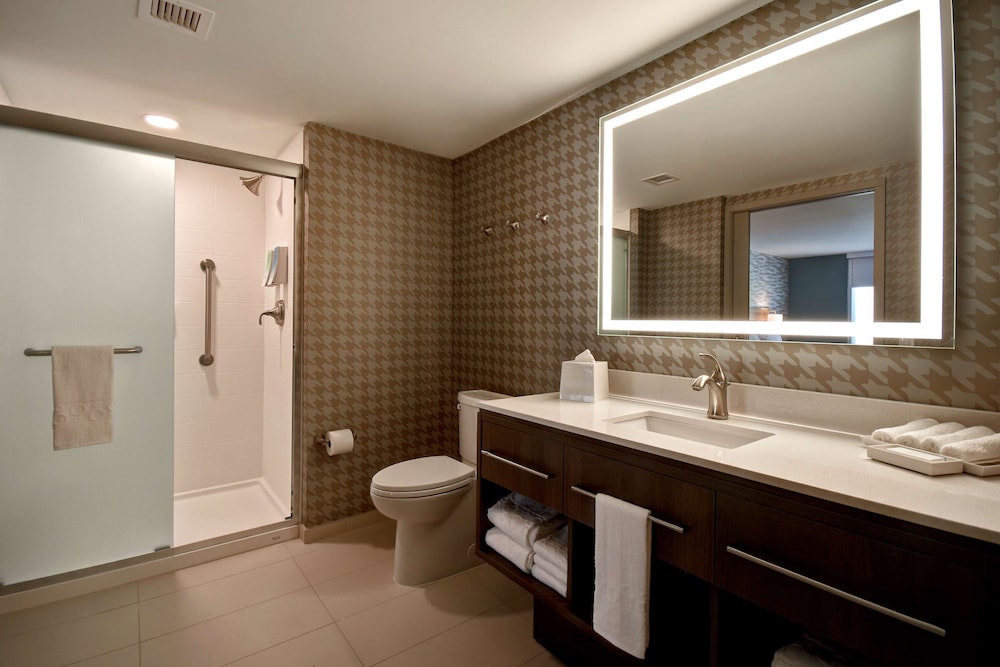 Studio, 1 King Bed, Accessible (Mobility & Hearing, Roll-in Shower) thumbnail 6