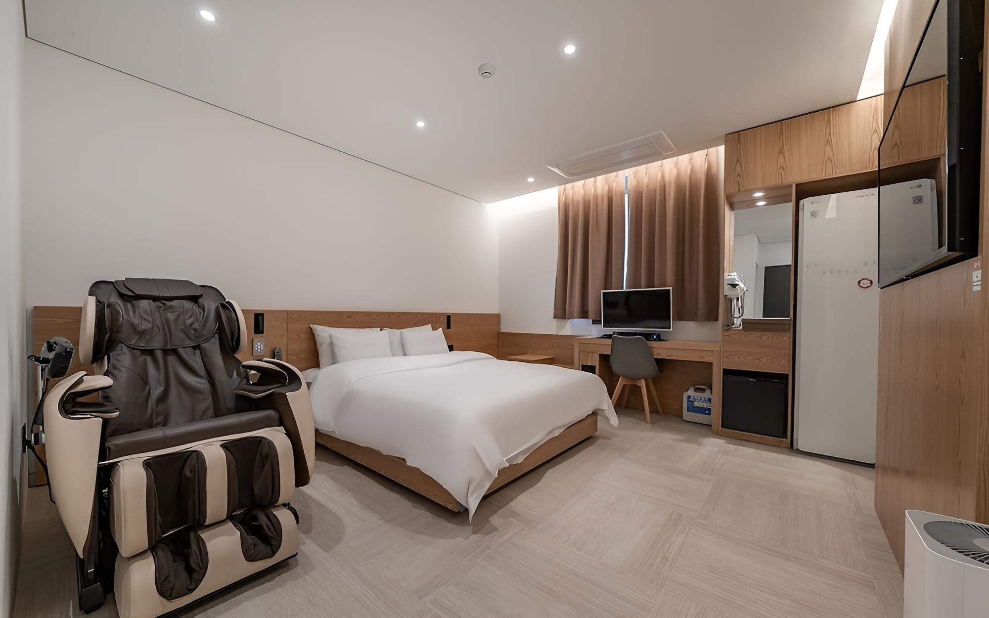 Room (Deluxe Plus Massage Chair (Styler Sma) - Photo 1