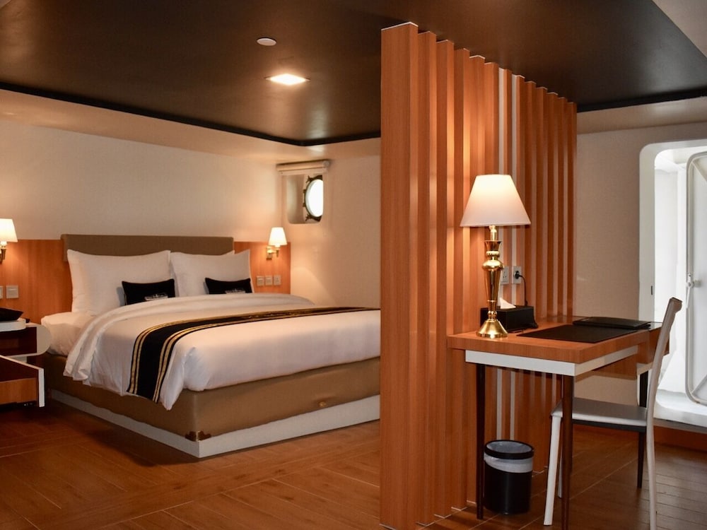 Family Balcony Suite Cabin - Photo 1